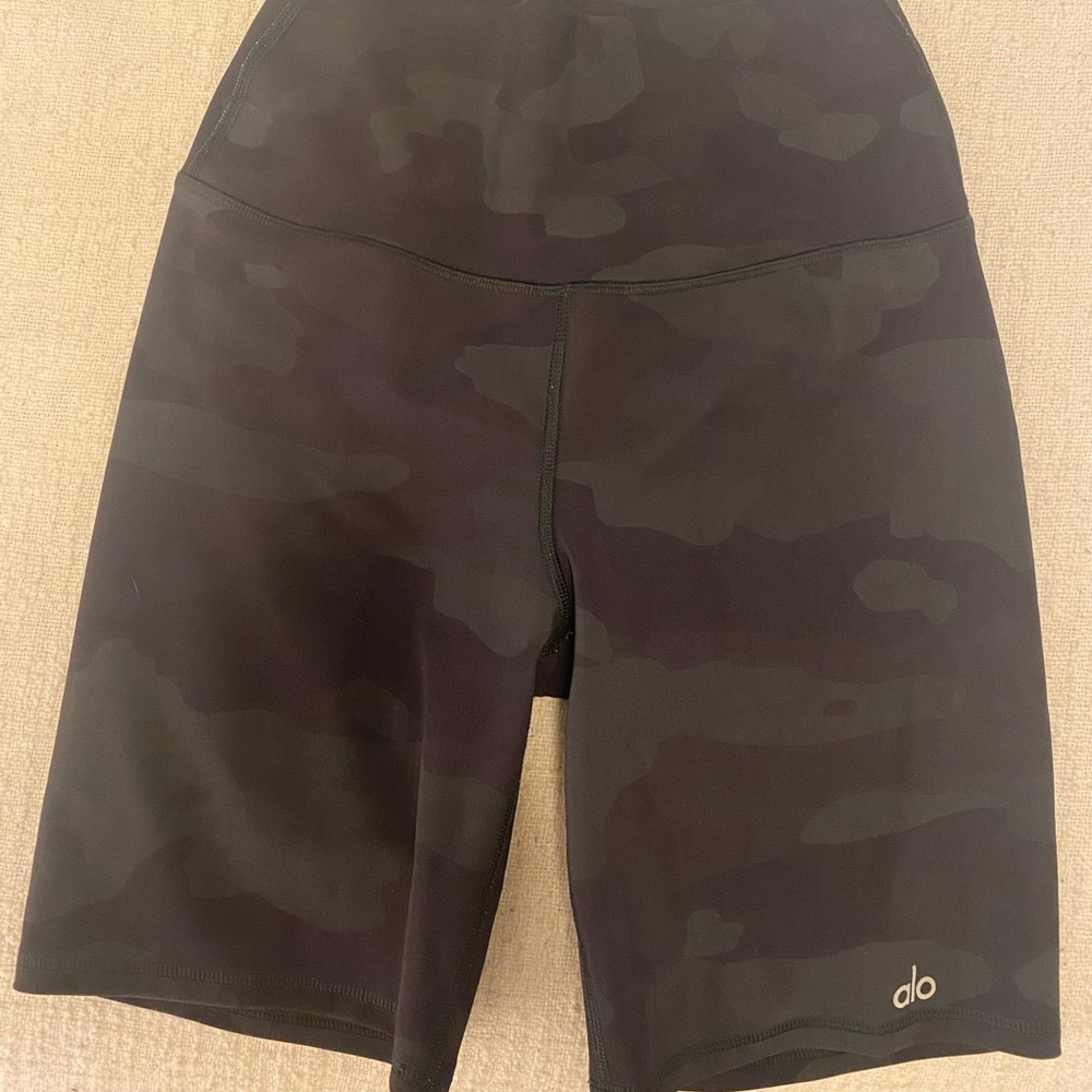 Alo army print biker shorts
